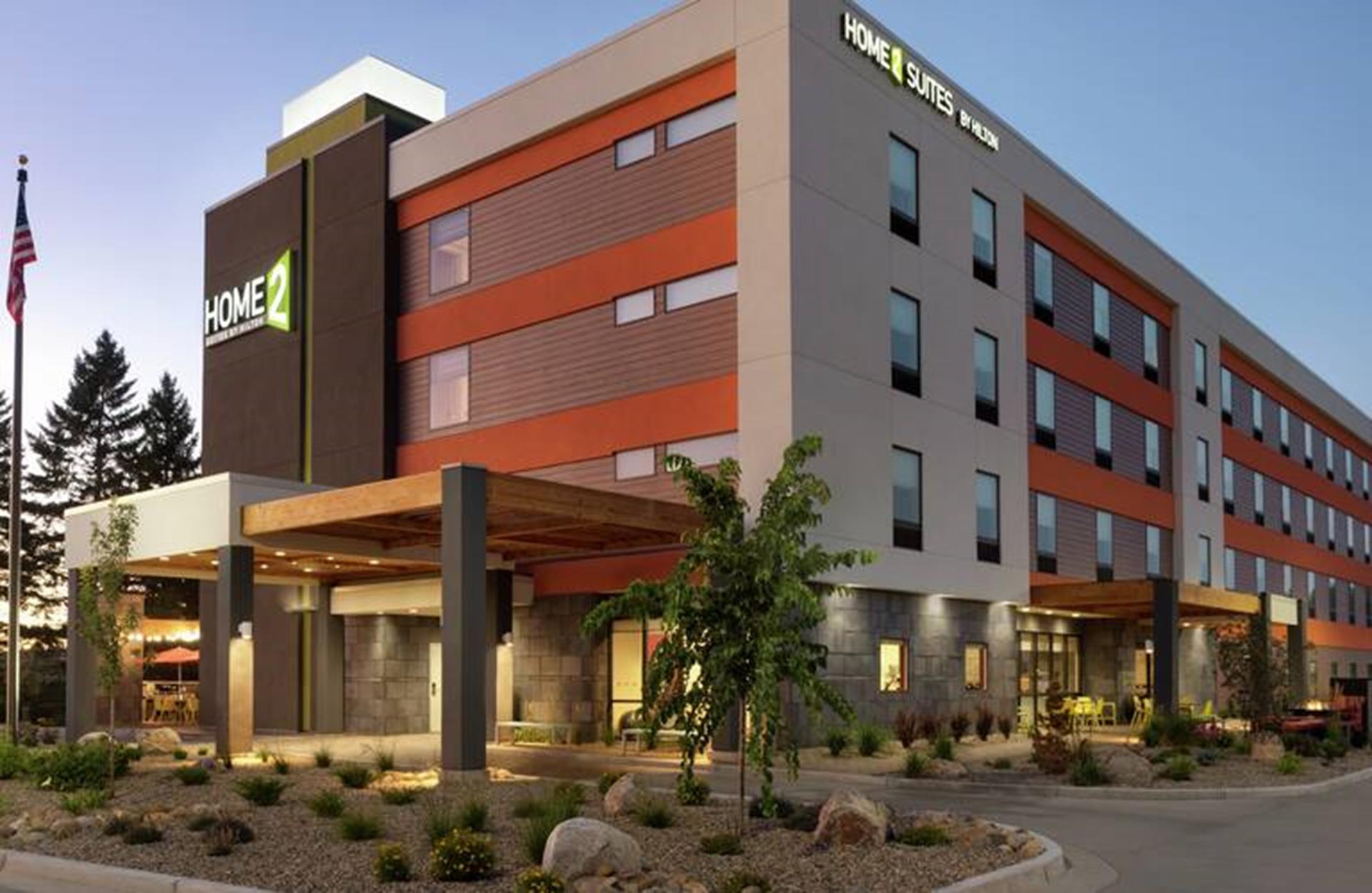 Compare the different lodging amenities available in Bismarck-Mandan.